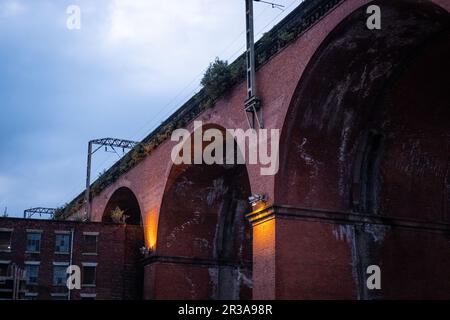 Die obere Ecke von Weir Mill und Stockport Viadukt führt darüber. Denkmalgeschütztes Gebäude der Kategorie II. Stockfoto