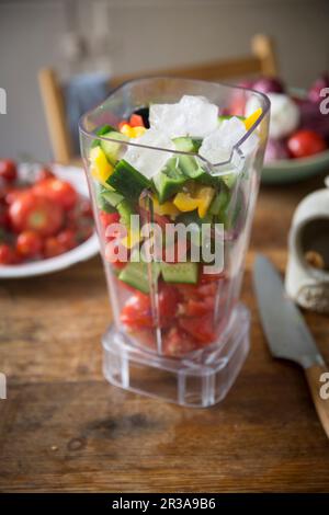 Gazpacho im Mixer Stockfoto