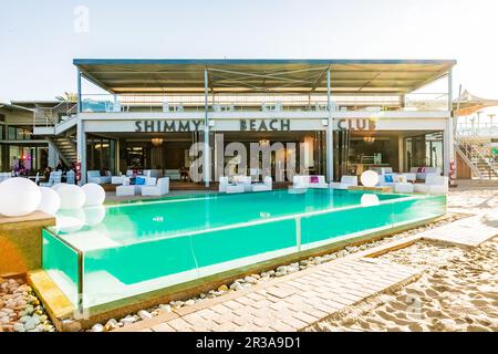 Infinity-Pool im Shimmy Beach Club am V&A Waterfront Harbor Stockfoto