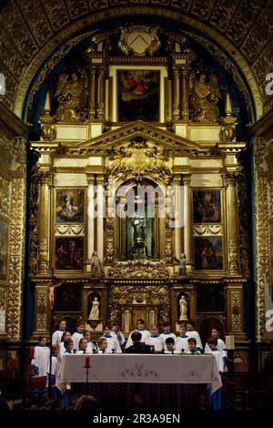 Spanien Balearische Inseln, Mallorca. Santuario de Lluc, Escorca. Actuacion de'Es blauets de Lluc'en la Basilica Frente al retablo Mayor, obra Del Maestro Jaume Blanquer, con la Imagen de Santa María, colocada en el centro de un nicho rotatorio. Stockfoto