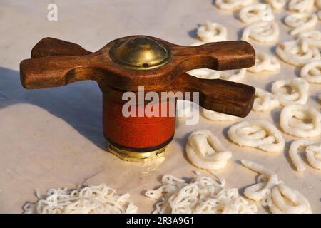 Kurdai wird in Indien ausschließlich mit regionalen und traditionellen Verfahren hergestellt und wird aus Weizen Kurdai oder Kurawadi (Streichpapad) hergestellt. In der Regel gemacht d Stockfoto