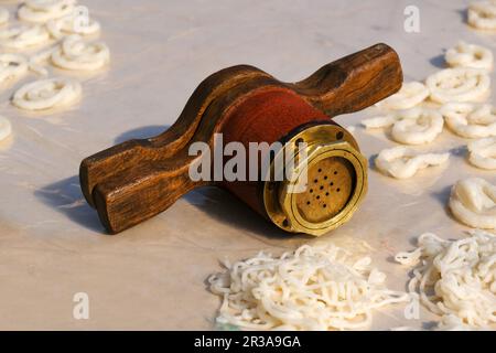 Kurdai wird in Indien ausschließlich mit regionalen und traditionellen Verfahren hergestellt und wird aus Weizen Kurdai oder Kurawadi (Streichpapad) hergestellt. In der Regel gemacht d Stockfoto