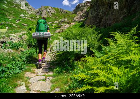 Senda de al Lago de Caillouas, Gourgs Blancs, Cordillera de Los Pirineos, Frankreich. Stockfoto