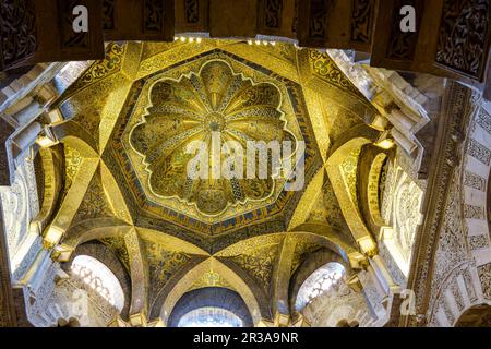 Puerta y Cúpula De La Maqsura, Construida Durante la Ampliaciòn de Alhakén IIMezquita-Catedral de Córdoba, Andalusien, Spanien. Stockfoto