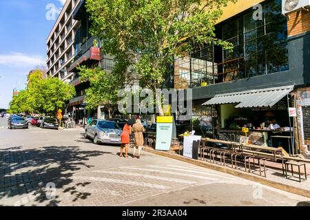 Straßencafe und Restaurants im Moboneng-Viertel im zentralen Geschäftsviertel von Johannesburg Stockfoto