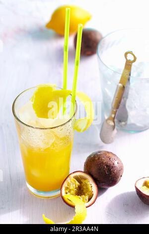 Lady Kiss (Longdrink mit Pfirsichbranntwein, Pfirsich, Orange, Passionsfrucht und Zitronensaft) Stockfoto