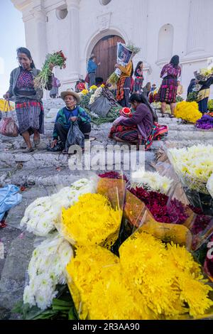 mercado de flores frente a la Iglesia de Santo Tomás, Chichicastenango, Quiché, Guatemala, Zentralamerika. Stockfoto