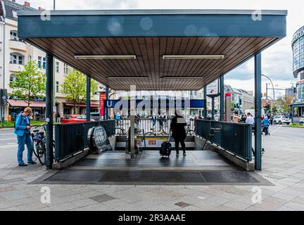 U-Bahn-Station Walther-Schreiber-Platz bedient die Linie U9 und wurde am 29. Januar 1971 in Friedenau, Tempelhof-Schöneberg, Berlin eröffnet. Es Stockfoto