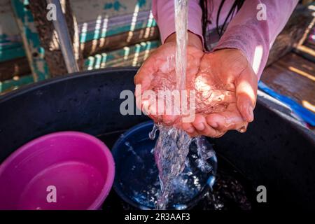 Niña lavandose El Pelo, Aldea de Yacón, San Sebastián Lemoa, Municipio de Chichicastenango, Quiché, Guatemala, Mittelamerika. Stockfoto