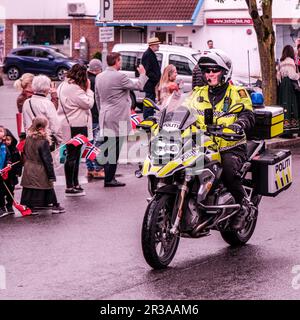 Sandnes, Norwegen, Mai 17 2023, Norwegischer Polizist, Der Motorrad Reitet Während Der Feierlichkeiten Zur Nationalfeier Stockfoto