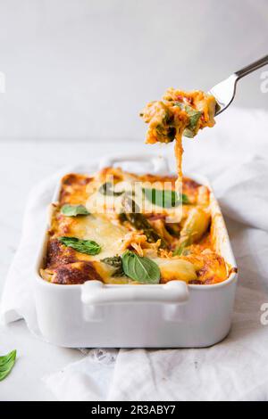 Spargellasagne mit Basilikum Stockfoto