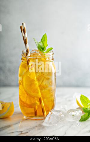 Selbstgemachte erfrischende süße Eistee mit Zitrone Stockfoto