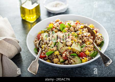 Frischer Quinoa Tabbouleh Salat mit Tomaten und Gurken Stockfoto