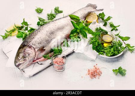 Ganze frische Forelle mit frischen Kräutern Stockfoto