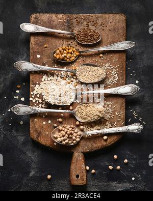 Gesunde glutenfreie Körner auf rustikalem Holzbrett Stockfoto