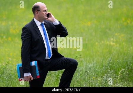 München, Deutschland. 23. Mai 2023. Albert Füracker (CSU), Finanzminister Bayerns, kommt nach einer Kabinettssitzung zu einer Pressekonferenz. Kredit: Sven Hoppe/dpa/Alamy Live News Stockfoto