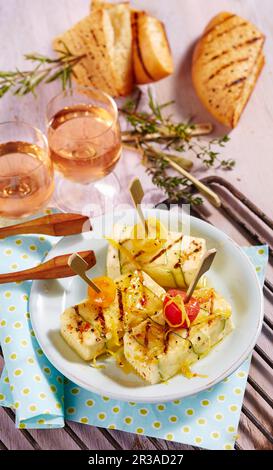 Gegrillte marinierte Feta- und Zucchini-Pakete mit Schafskäse Stockfoto