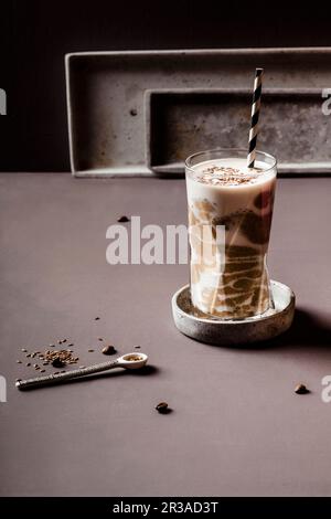 Zuckerfrei Wake-up-Smoothie mit Banane, Joghurt, Kaffee und Leinsamen Stockfoto