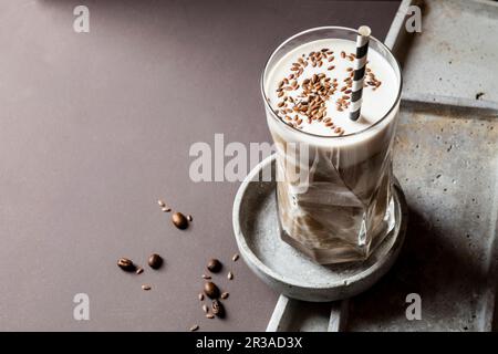 Zuckerfrei Wake-up-Smoothie mit Banane, Joghurt, Kaffee und Leinsamen Stockfoto