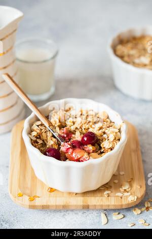 Kirschkuchen und Aprikosenkuchen. Fruchtbröckeln mit jeder Art von Frucht. Nachtisch mit Obst, Haferbrei A Stockfoto