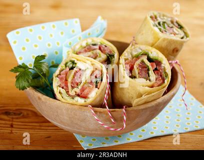 Vegetarische Wraps mit Tomaten-, Oliven- und Schafskäsefüllung Stockfoto