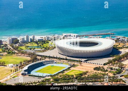 Erhöhte Aussicht auf den Vorort Green Point und das Sportstadion in Kapstadt Stockfoto