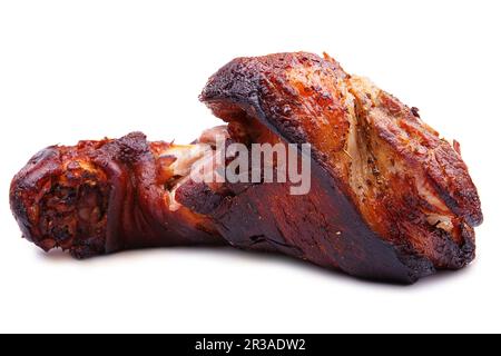 Gebratene Schweineknöchel. Tschechische Küche. Gegrillter Deutscher Schweineknöchel isoliert auf weißem Hintergrund. Stockfoto