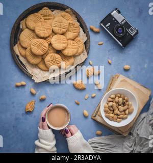 Erdnussbutterkekse und eine Tasse Kaffee Stockfoto