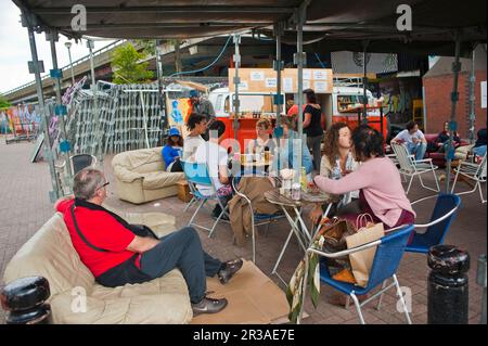 London, Großbritannien, Leute der mittleren Gruppe, die draußen sitzen, Cafe Terrace, Straßenszenen, Tische, Notting Hill District Stockfoto