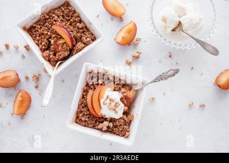 Pflaumenbrösel aus gerösteten Pflaumen und mit Hafer knirschig Stockfoto