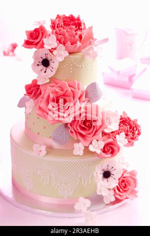 Eine Hochzeitstorte mit Rosen und Zuckerblumen Stockfoto
