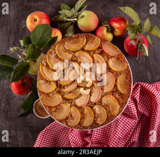 Französische süße Torte Tatin Apfelkuchen auf dem Kopf Stockfoto