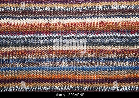 Weihnachtliches Zierstricken mit Streifen. Strickpullover-Hintergrundstruktur. Echtes Strickmaterial-T Stockfoto