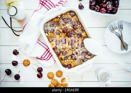 Kirschgelee mit Amaretti und weißer Schokolade Stockfoto