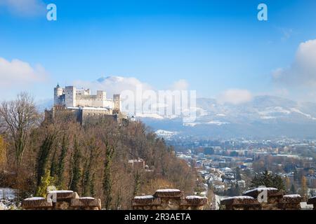 Festung Hohensalzburg. Salzburg. Österreich. Wunderschöne Aussicht auf die Salzburger Skyline mit Festung Hohensalz Stockfoto