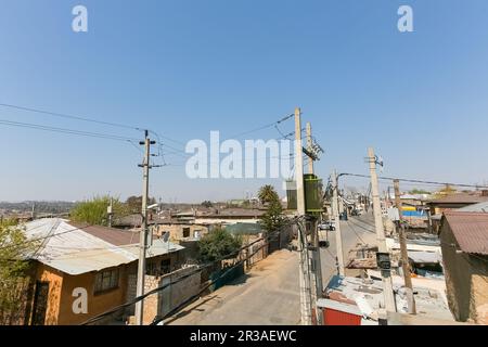 Von der Dachterrasse aus hat man einen Blick auf die einkommensschwachen Häuser im Alexandra-Ortsteil Johannesburg, Südafrika Stockfoto