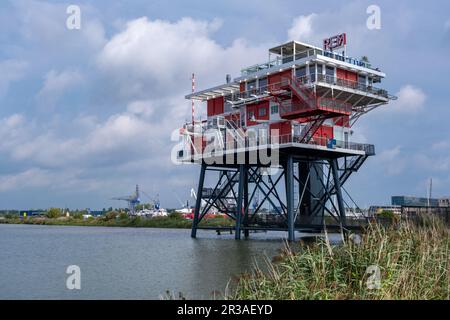 Amsterdam, Niederlande - 8. September 2022: Das REM Amsterdam ist ein Restaurant, das auf einer alten Plattform an der Nordsee errichtet wurde Stockfoto