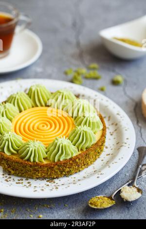 Köstliche Mini-Törtchen mit Nüssen und Vanille. Auswahl an köstlichen und farbenfrohen Desserts, gesalzenes Auto Stockfoto