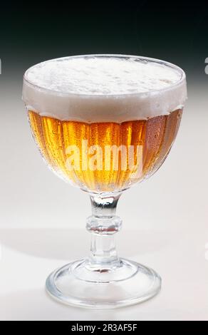 Weißbier ohne Sirup in einem traditionellen Bierglas Stockfoto