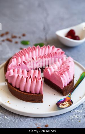 Köstliche Mini-Törtchen mit Nüssen und Vanille. Auswahl an köstlichen und farbenfrohen Desserts, Kirschkuchen Stockfoto