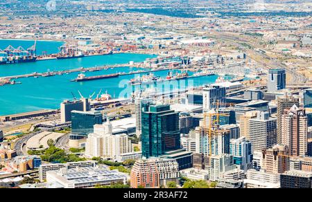 Erhöhten Blick auf Hafen von Kapstadt Port und Central Business District Stockfoto