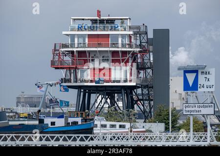 Amsterdam, Niederlande - 8. September 2022: Das REM Amsterdam ist ein Restaurant, das auf einer alten Plattform an der Nordsee errichtet wurde Stockfoto