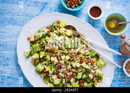 Würziger Brokkoli-Salat mit gerösteten Kichererbsen Stockfoto