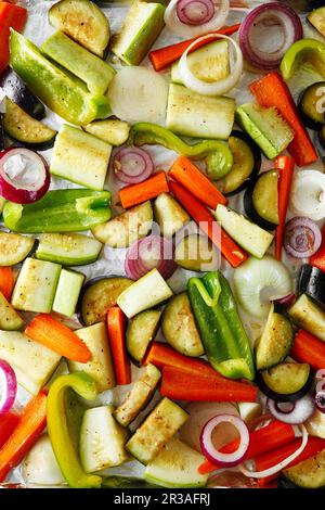 Geröstetes Gemüse auf Backblech mischen, Lebensmittel oben. Vegane Lebensmittel Hintergrund Stockfoto