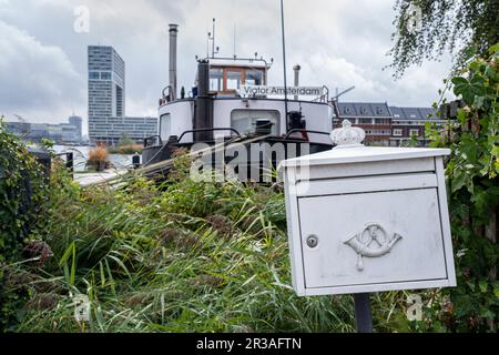 Amsterdam, Niederlande - 8. September 2022: Briefkasten vor dem Hausboot im Hafen Stockfoto