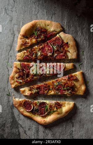 Pizza mit Blauschimmelkäse, Feigen und karmelisierter Zwiebel Stockfoto