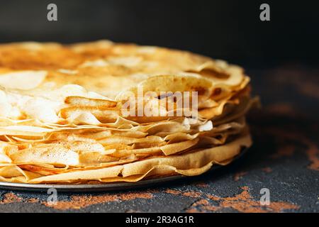 Russische Pfannkuchen vor dunklem Hintergrund. Pfannkuchenwoche - das alte slawische Festival von Sehen o Stockfoto