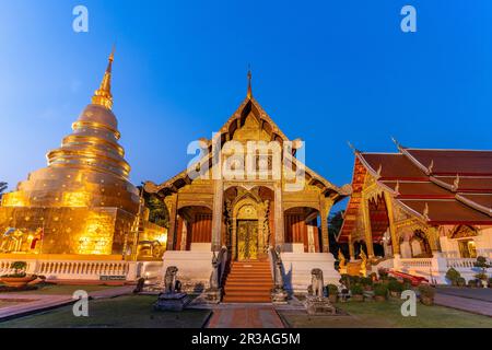 Die buddhistische Tempelanlage Wat Phra Singh in der Abenddämmerung, Chiang Mai, Thailand, Asien | der buddhistische Tempelkomplex Wat Phra Singh at d Stockfoto