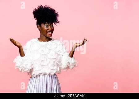 Es ist unglaublich! Porträt einer glücklichen und aufgeregten Frau, die mit offenem Mund wegsieht und beide Hände hoch Stockfoto