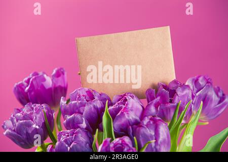 Charmante Blumenstrauß Tulpen und Grußkarte mit Copyspace Stockfoto